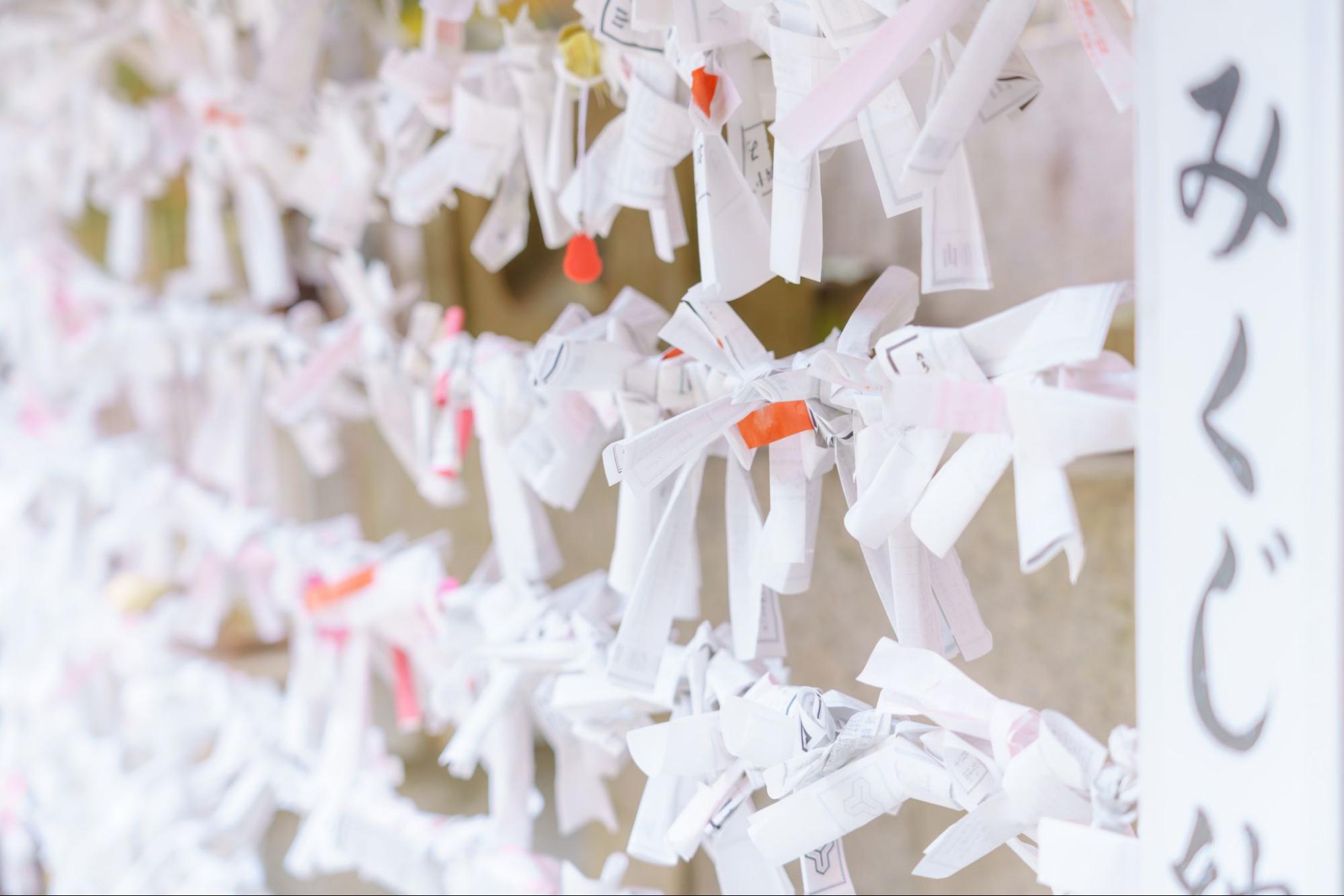 「おみくじ」を多くの神社で引けるようになったのは明治時代から